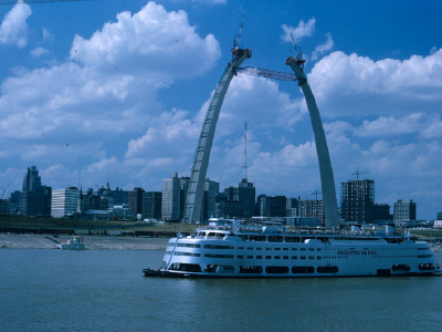 Admiral Riverboat with the Gateway Arch in the background under construction
